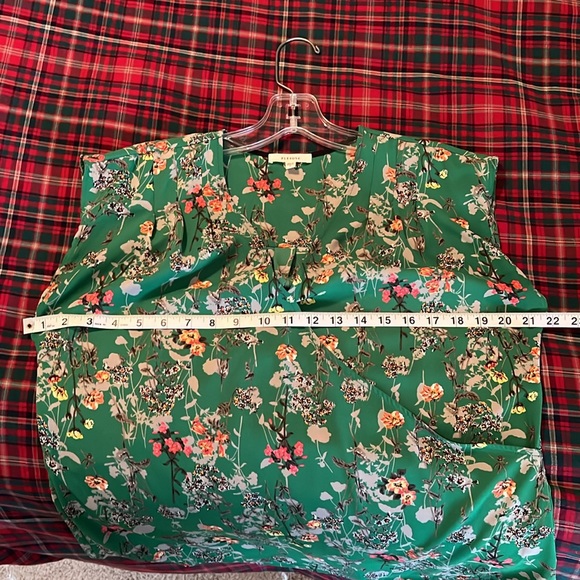 Kelly Green Short-Sleeved Top - Picture 8 of 8